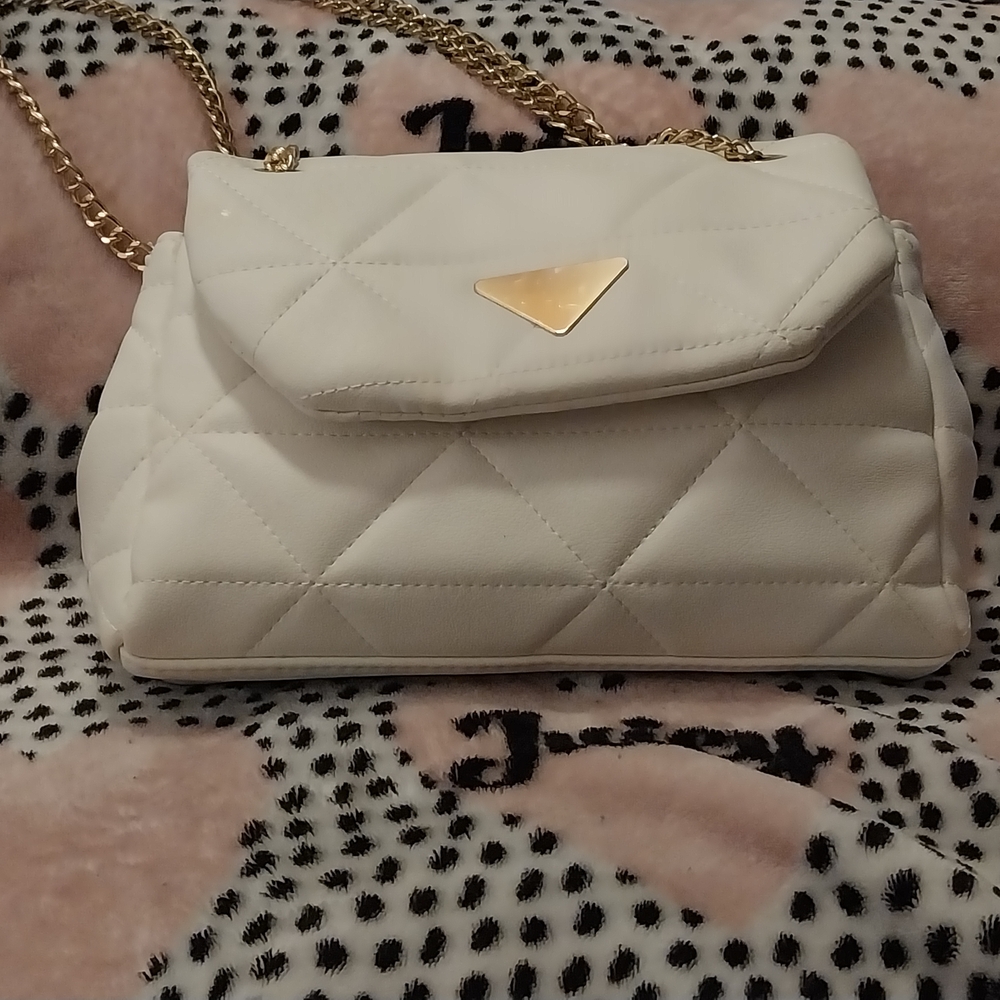 Elegant White Quilted Handbag with Gold Chain
